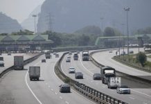 Aliran trafik di lebuh raya utama lancar