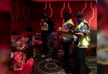 கோலாலம்பூரின் இரு கேளிக்கை மையங்களில் நிலையான இயக்க நடைமுறைகளை மீறியதற்காக 75 பேருக்கு அபராதம் விதிப்பு