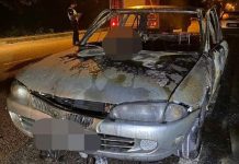 சாலையோரத்தில் எரியும் காரில் ஒருவர் சங்கிலியால் பிணைக்கப்பட்ட நிலையில் காணப்பட்டார்