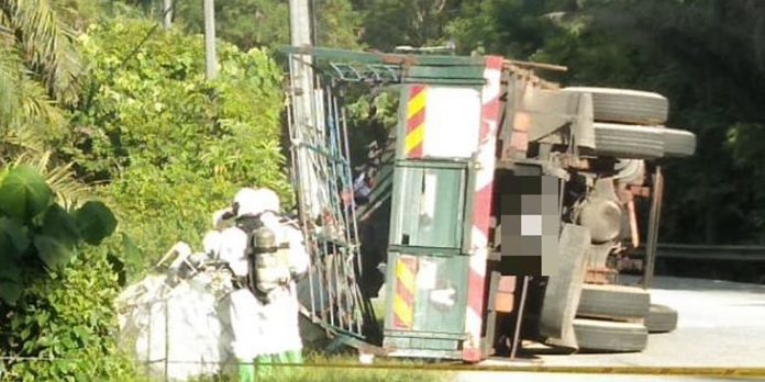 லோரி கவிழ்ந்தது