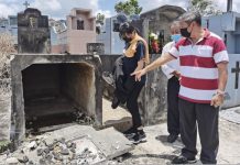 சிபுவில் அன்புக்குரியவர்களின் கல்லறைகள் மாசுபடுத்தப்பட்டதைக் கண்டு அதிர்ச்சியடைந்த குடும்பத்தினர்