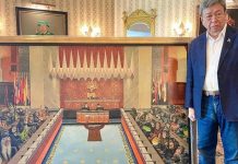 சிலாங்கூர் சுல்தான் நாடாளுமன்ற உறுப்பினர்கள் குரங்கு, தவளை என காட்டும் ஓவியத்தை வாங்கியிருக்கிறார்