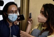 பாடகர் முன்னாள் மனைவியை தாக்கிய குற்றச்சாட்டை மறுத்து விசாரணை கோருகிறார்