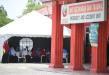 பள்ளியில் இரசாயன கசிவை சுவாசித்த 61 மாணவர்கள் மருத்துவமனைக்கு கொண்டு செல்லப்பட்டனர்