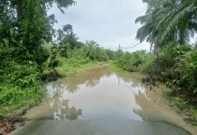 கம்போங் பாயா காருக்கின் பிரதான சாலை வெள்ளத்தில் மூழ்கியுள்ளது