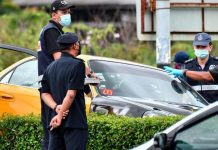 போலீசார் நடத்திய துப்பாக்கிச்சூட்டில் 2 பேர் பலி