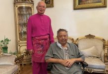 நஜிப் முன்னாள் உதவியாளரின் இறுதிச் சடங்கில் கலந்து கொண்டதால் 1MDB விசாரணை ஒத்தி வைப்பு