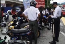 பள்ளியின் முன் நடத்தப்பட்ட சோதனை; சாலை விதிமுறைகளை பின்பற்றாத 25 மாணவர்களுக்கு சம்மன்