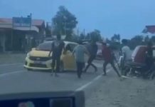 வாகனத்தை சேதப்படுத்திய இருவரை போலீசார் தேடுகின்றனர்