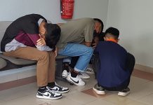 ஜூனியர் மாணவரை தாக்கிய குற்றத்தை நான்கு பள்ளி தோழர்கள் ஒப்புக்கொண்டனர்