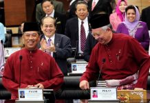 புற்றுநோய் சிகிச்சையை மேற்கோள்காட்டி முஹிடின் லஞ்சம் வாங்கியதை மறுத்தது குறித்து நஜிப் உண்மையா? என்று கேள்வி