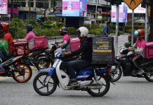 டெலிவரி ரைடர்களுக்கான வயது வரம்பு 21லிருந்து 18 ஆக குறைக்கப்படும் என்று வீ கூறுகிறார்