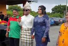 திருமண விழாவிற்காக பராம்பரிய மலாய் ஆடையை அணிந்த மகேன்- அருணா தம்பதியர்