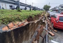 பலத்த மழை காரணமாக தடுப்புச்சுவர் விழுந்து 5 கார்கள் சேதம்