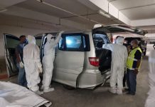 சொகுசு காரில் இருவர் சடலமாக கண்டெடுக்கப்பட்டனர்