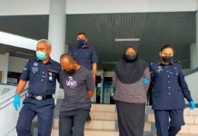 தமது பிள்ளையை துடைப்பம் மற்றும் வார் பட்டையால் (Belt)அடித்து துன்புறுத்திய தம்பதியினருக்கு RM14,000 அபராதம்