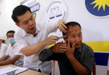 போலீஸ்காரரை போல் நடித்து கைவிலங்கிடப்பட்டதற்கு நியாயம் கேட்கும் ஒப்பந்ததாரர்