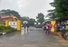 ஜோகூரில் கால்பந்து மைதானத்தை சுத்தம் செய்து கொண்டிருந்த இருவர் வினோத விபத்தால் மரணம்