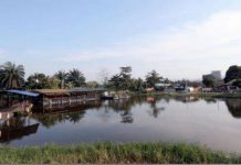 படகு விபத்தில் ஒரே குடும்பத்தை சேர்ந்த 2 பேர் மூழ்கியிருக்கலாம் என அஞ்சப்படுகிறது