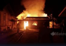 பக்கத்து வீட்டுக்காரரின் துரோகச் செயலால் வீடு தீப்பிடித்தது; வயதான தம்பதியினர் அதிர்ஷடவசமாக உயிர் தப்பினர்