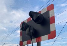 இங்கிலாந்தில் வரலாறு காணாத வெப்பத்தால் உருகிய புகையிரத சமிக்ஞை விளக்கு…!