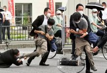 ஜப்பானின் முன்னாள் பிரதமர் மீது துப்பாக்கிச் சூடு; சுட்ட நபரை விரட்டிப் பிடித்த போலீசார்