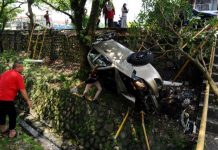 கார் தடுப்பு கம்பத்தில் மோதி வாய்க்காலில் விழுந்ததில், இருவர் அதிஷ்டவசமாக உயிர் தப்பினர்