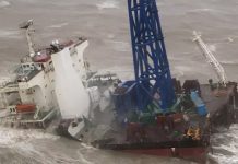 புயலால் நடுக்கடலில் இரண்டாக உடைந்த கப்பல்; 27 பேரைக் காணவில்லை