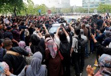 நஜிப்பிற்கு ஆதரவாக நூற்றுக்கணக்கானோர் நீதிமன்றத்திற்கு வெளியே கூடினர்