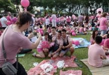 சிங்கப்பூர் ஓரின சேர்க்கைக்கு எதிரான சட்டத்தை ரத்து செய்கிறது