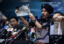 நஜிப் வீட்டில் நடைபெற்ற சோதனையின்போது உயர் அதிகாரி அமர் சிங் காதலி ஒரு பையை எடுத்து கொண்டு சென்றாரா?
