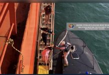 படகு கவிழ்ந்ததில் ஒருவர் பலி; 35 பேர் காப்பாற்றப்பட்டனர்