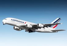 பறந்து கொண்டிருந்த விமானத்தில் அடிதடி சண்டையில் ஈடுபட்ட விமானிகள்