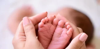 கோழிக் கடையில் பெண் குழந்தைக் கண்டெடுக்கப்பட்டது.