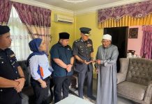 பாலிங்கில் வெள்ளத்தால் பாதிக்கப்பட்ட மாணவர்களுக்கு பேரரசர் நன்கொடை