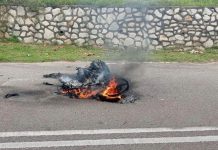 கார் மீது மோட்டார் சைக்கிள் மோதி தீப்பிடித்ததில், கல்லூரி மாணவர் ஒருவர் பலி