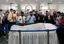 டான்ஸ்ரீ அப்துல் காலித் இப்ராகிம் ஷா ஆலம் அரச கல்லறையில் அடக்கம் செய்யப்பட்டார்
