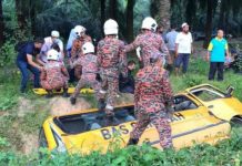 பள்ளி வேன் விபத்துக்குள்ளானதில், ஓட்டுநர் உட்பட 17 பேர் அதிஷ்டவசமாக உயிர் தப்பினர்