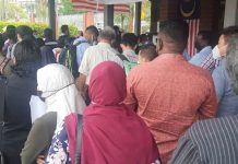 வெளிநாட்டுத் தொழிலாளர்களுக்காக விண்ணப்பிக்க வந்த முதலாளிகள் அனுமதி சீட்டு கிடைக்காததால் ஏமாற்றத்தோடு வெளியேறினர்