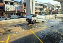 ஜாலான் கெப்போங்கில் திடீரென்று ஏற்பட்ட பள்ளத்தில் வேன் மூழ்கியது