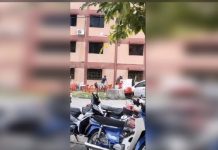 வெளிநாட்டினரை அடித்த 2 உள்ளூர் நபர்களை போலீசார் தேடி வருகின்றனர்