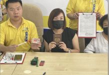 பெற்றோர்கள் மலேசியர்கள், ஆனால் 52 வயதில் மகள் நிரந்தர குடியுரிமை மட்டுமே வைத்திருக்கிறார்