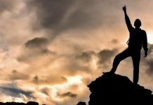 4 சிறுமிகளை பாலியல் பலாத்காரம் செய்ததாக பிரபல தன்முனைப்பு பேச்சாளர் கைது