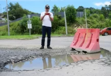 தன்னுடைய தொகுதியின் சாலை பராமரிப்பை சொந்த செலவில் செய்த நாடாளுமன்ற உறுப்பினர்