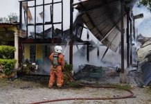 மர வீட்டில் திடீரென ஏற்பட்ட தீ விபத்தில், பதின்ம வயது வாலிபர் அதிஷ்டவசமாக உயிர் தப்பினார்