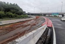 பாமாயில் டேங்கர் சாலையில் கவிழ்ந்ததால் ஜாலான் சிரம்பான் -கோலப்பிலா சாலையின் ஒரு பகுதி மூடப்பட்டது