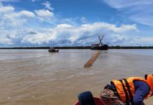 மணல் லோரி கவிழ்ந்ததில் பணியாளர் ஒருவர் மாயம்