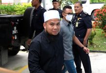 போலீஸ் அதிகாரி லூவின் கைபேசியின் உள்ளடக்கங்களைச் சரிபார்க்கவில்லை