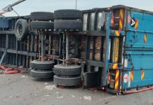 டிரெய்லர் கவிழ்ந்ததால் சாலையில் டீசல் கசிவு; சாலை தற்காலிகமாக மூடப்பட்டது