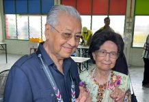 துன் மகாதீர் தன் துணைவியாருடன் சென்று வாக்களித்தார்